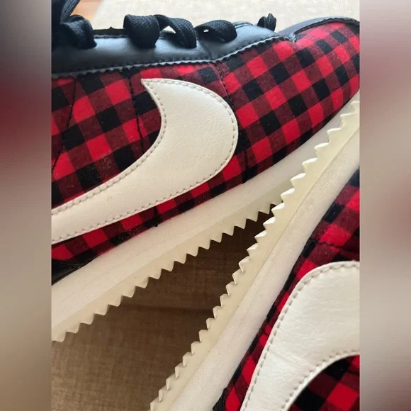 Nike Black and Red Sneakers Size 5Y - Picture 13 of 14